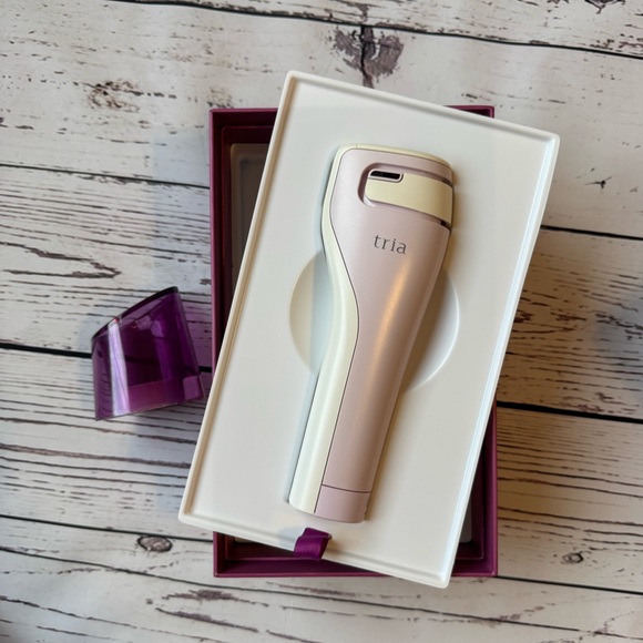 EUC Tria Age-Defying Laser, Packaging & Accessories - No Skincare Starter Set - Picture 5 of 17